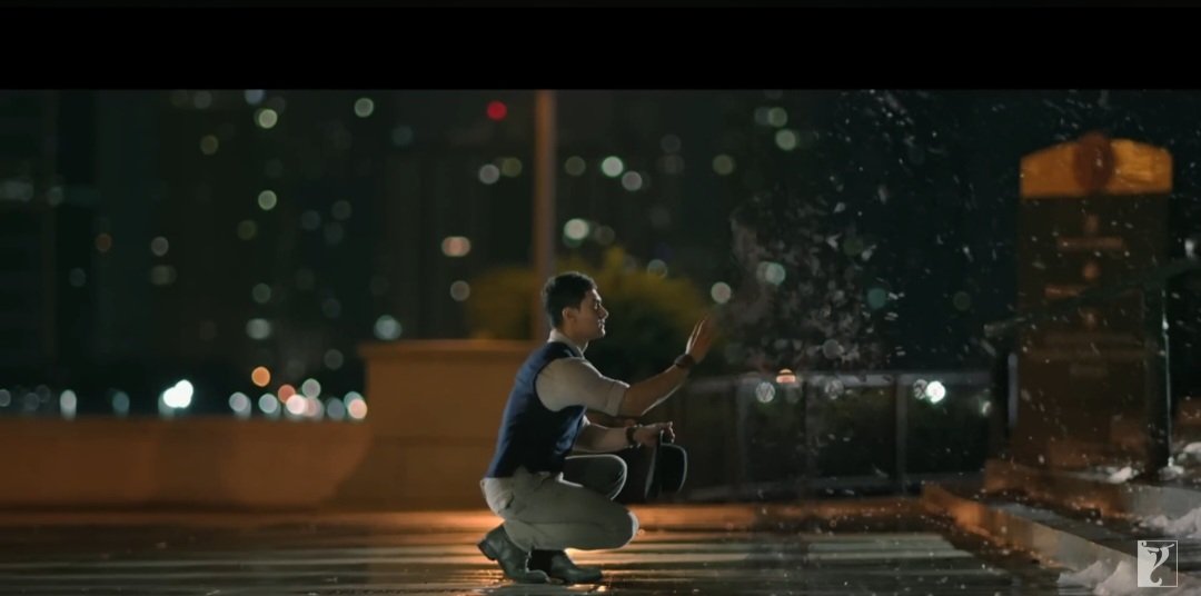 I don't understand the hate DHOOM 3 gets.

#AamirKhan 's acting in Dhoom 3 makes this dhoom movie more than just bikes, robbery and chase fest.

It adds an emotion. Emotion that stays💝
