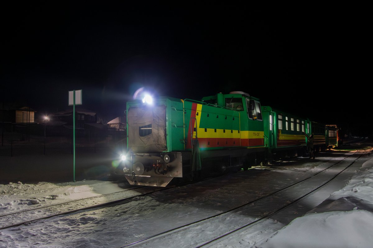 NGR_RU's tweet photo. Тепловоз ТУ7А-3367 с пассажирским поездом на ст. Синячиха, Алапаевская УЖД, Свердловская область, 2025.Diesel locomotive TU7A-3367 with a passenger train at Sinyachikha station, Alapayevsk narrow-gauge railway in Sverdlovsk Oblast, 2025. Photo: Alexander Suslin #Russia #TU7 #ужд https://t.co/x5R4jQc3zC