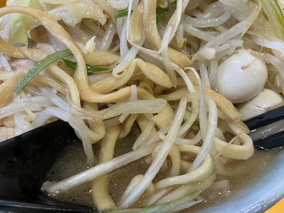 いただきます😋
#ラーメン二郎八王子野猿街道店2
#ネギ追加
#うずら追加
#半端なかった💦