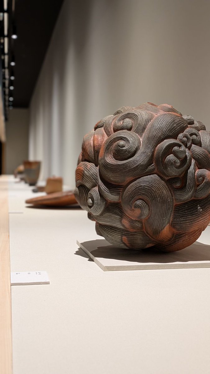 ＼本日から開催／ 
展示室1では、テーマ展「備前陶芸のいま」もスタート！ 

備前市美術館ではリニューアル開館以降、備前陶芸の振興と発展を目的に、作家の皆さまと対話や意見交換を行う機会を設けています。 

本展では、これまでに対話を行った作家7名による作品を紹介します。