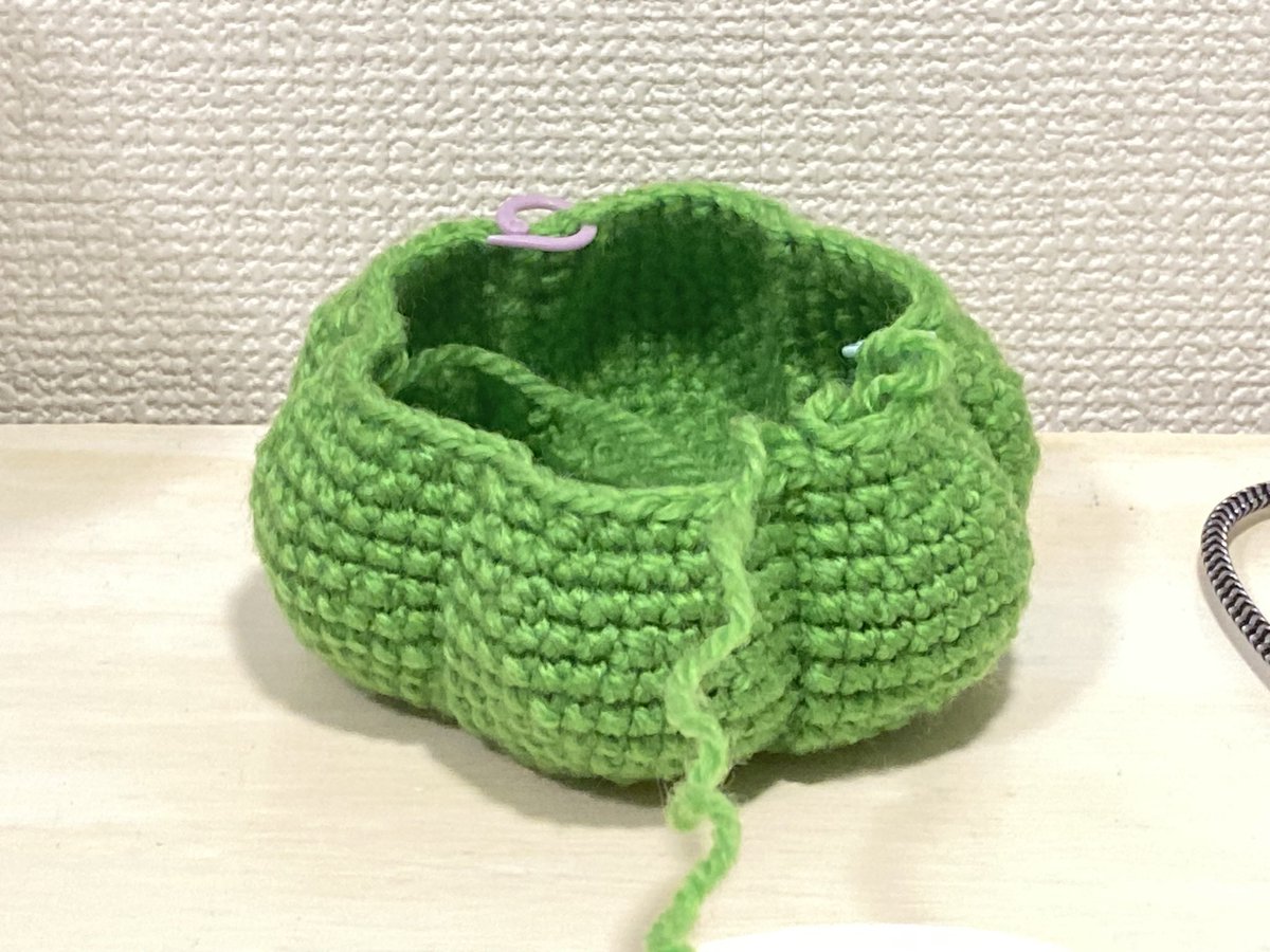 rifu_monomake's tweet photo. これフシギダネのタネの部分の途中課程の写真。

ポケモンの編み図の公開は法的に難しいけど、白にしてにんにくのあみぐるみとして出せば公開できる。 https://t.co/OYZNWXPjFL