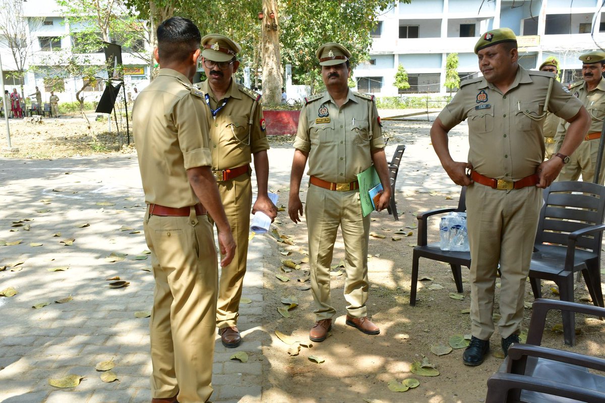 lalitpurpolice's tweet photo. #DMLTP श्री सत्य प्रकाश व #SPLTP @IPSMdMustaque
द्वारा उ0नि0 भर्ती परीक्षा के दौरान परीक्षा केन्द्र नेहरू महाविद्यालय का भ्रमण कर सुरक्षा व्यवस्था का जायजा लिया गया तथा ड्यूटी में लगे अधि0/कर्म0गण व पुलिस बल को आवश्यक दिशा-निर्देश दिए गए ।
@Uppolice
@adgzonekanpur https://t.co/5aPMipWKzQ
