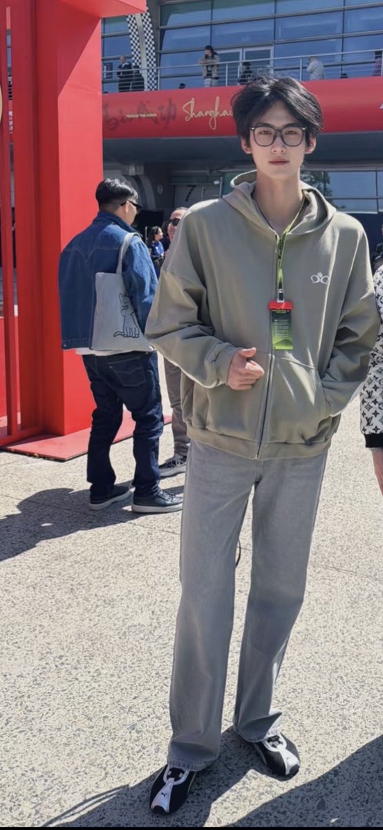 ลุคไหนเอาอยู่หมด วันสบายๆ ชิวๆ ก็เอาอยู่ หล่อโดยเนื้อแท้มาก