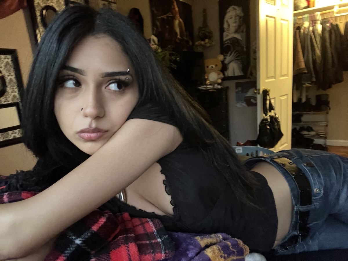 yuemorii's tweet photo. hii  ,,   bmf   im   LONELY   💔
dm  for  my  discord  !!

name   :    yue   ! 
prns  :   she / her 
age ;  19

i  like  a LOT of things  &amp;  i  most  likely  share  a  fandom or interest  with  uu  !!

♡ and ↻ pls .ᐟ #moots #moothunt https://t.co/YdYJRf3twk