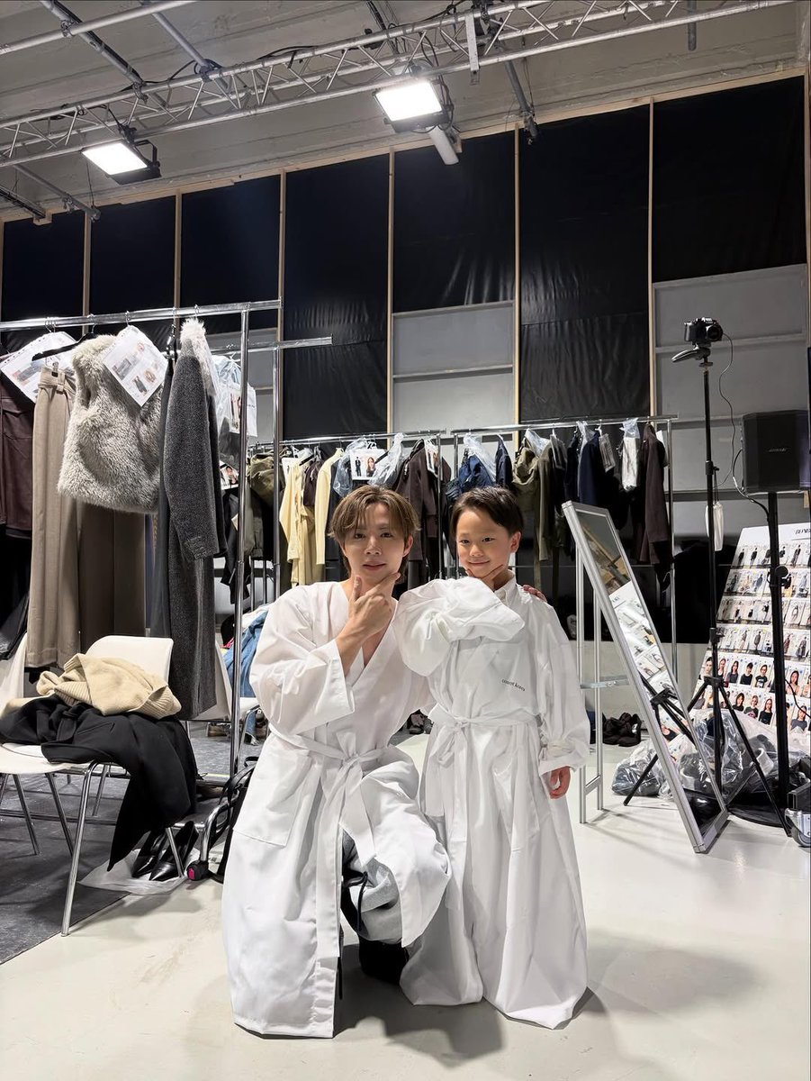 ZBabies55's tweet photo. ZeePruk with kids is my ultimate weakness. 

Don’t touch me I’m weak.. 

ZEEPRUK ON THE PARIS RUNWAY
#ConceptKoreaxZeePruk #ZeePruk #RERHEE #PFW2026  
https://t.co/To2sOMIdNO