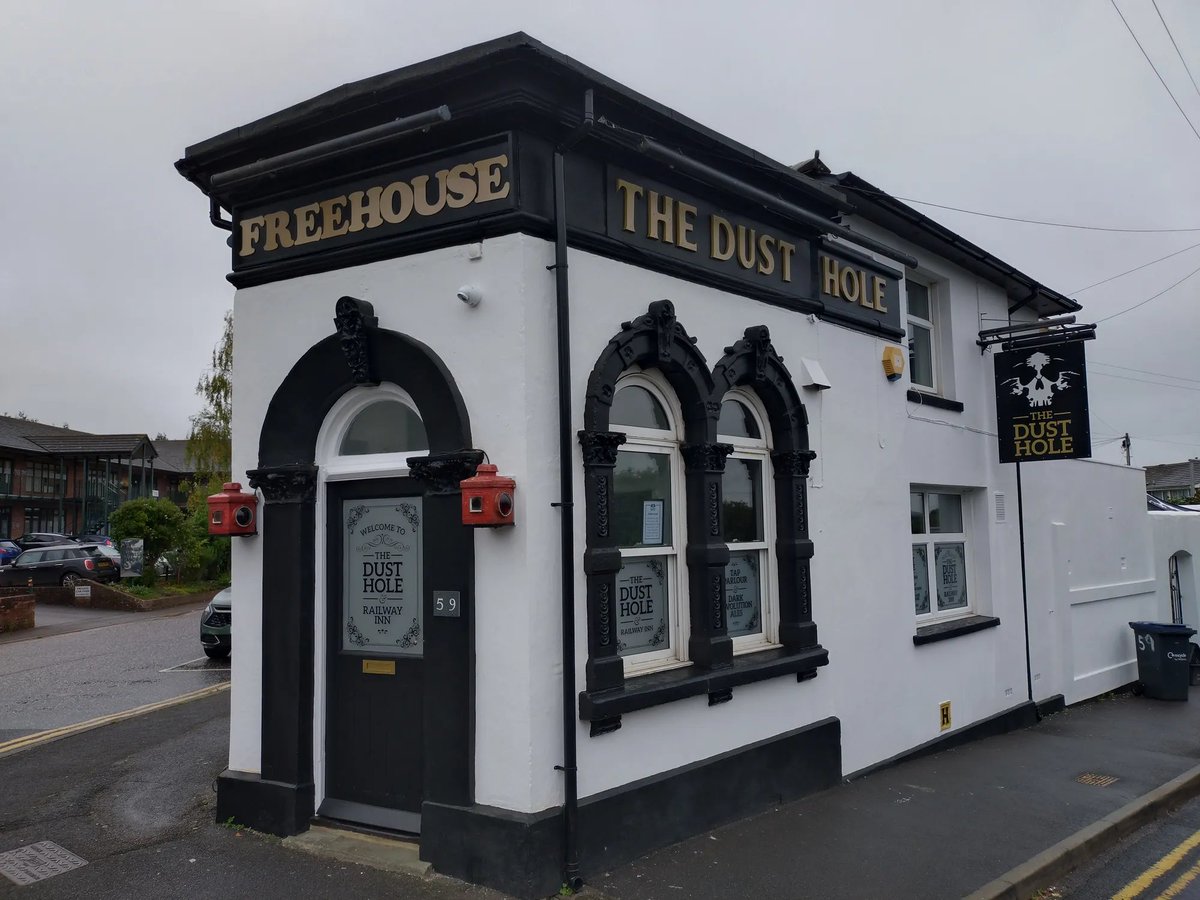 GBbooze's tweet image. The Railway Inn / Dust Hole, Tollgate Road, #Salisbury 🍻
The only UK pub with two official names: "The Railway" (near the old goods station) and the local nickname "Dust Hole" (from coal dust blowing in from the adjacent yard).