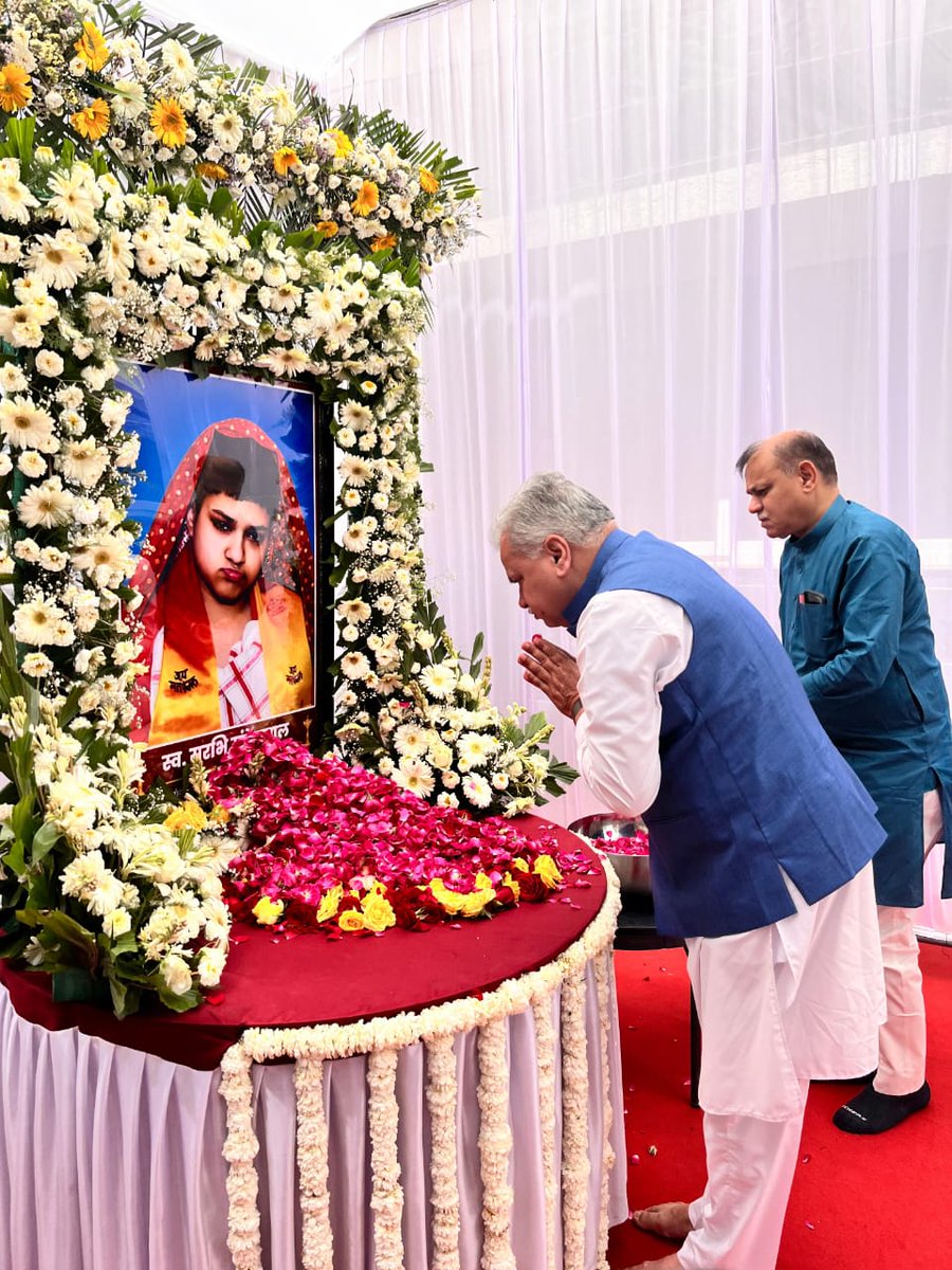 ajayjamwalbjp's tweet photo. मध्यप्रदेश भाजपा के प्रदेश अध्यक्ष एवं बैतूल के विधायक श्री हेमंत खंडेलवाल जी की सुपुत्री सुरभि खंडेलवाल जी का निधन 11 मार्च को हो गया था।

आज उनके निज निवास बैतूल पहुंचकर दिव्यात्मा को पुष्पांजलि अर्पित किया एवं परिजनों से मुलाकात की।

ईश्वर से प्रार्थना है कि पुण्यात्मा को अपने श्रीचरणों में स्थान दें एवं परिजनों को असीम दुःख सहने की शक्ति प्रदान करें।

ॐ शांति 🙏

@BJP4MP