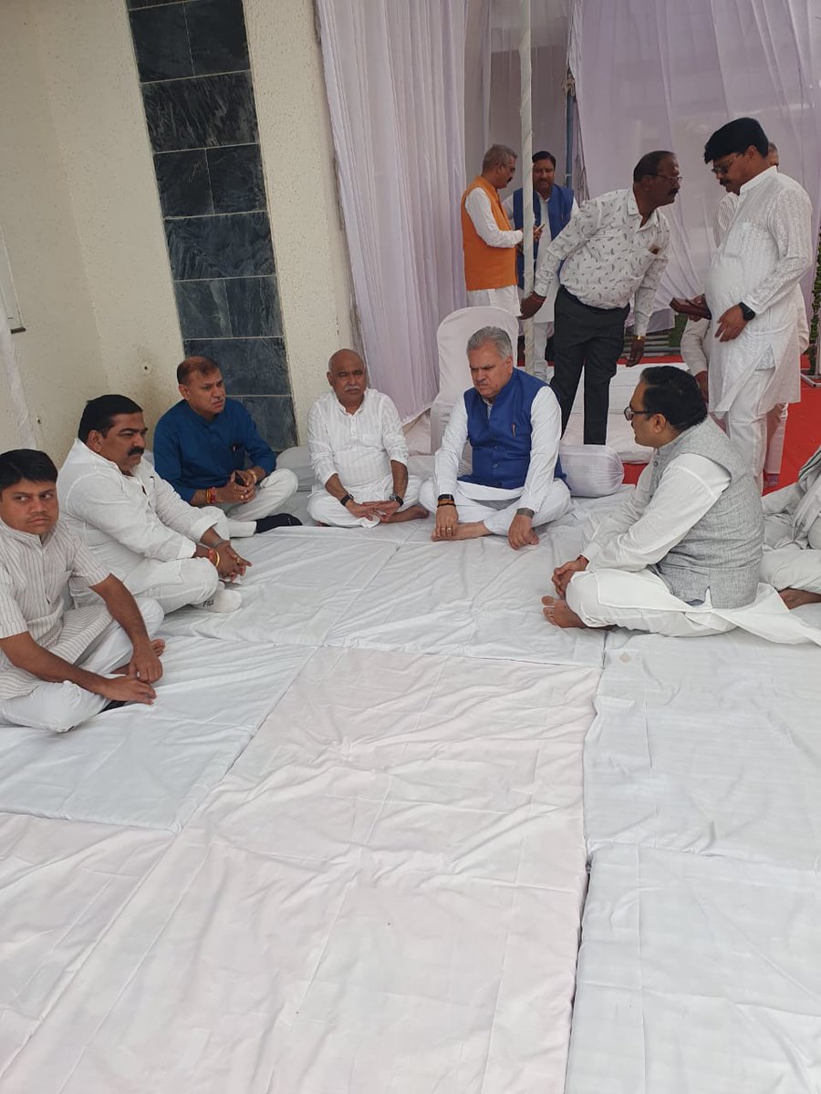 ajayjamwalbjp's tweet photo. मध्यप्रदेश भाजपा के प्रदेश अध्यक्ष एवं बैतूल के विधायक श्री हेमंत खंडेलवाल जी की सुपुत्री सुरभि खंडेलवाल जी का निधन 11 मार्च को हो गया था।

आज उनके निज निवास बैतूल पहुंचकर दिव्यात्मा को पुष्पांजलि अर्पित किया एवं परिजनों से मुलाकात की।

ईश्वर से प्रार्थना है कि पुण्यात्मा को अपने श्रीचरणों में स्थान दें एवं परिजनों को असीम दुःख सहने की शक्ति प्रदान करें।

ॐ शांति 🙏

@BJP4MP