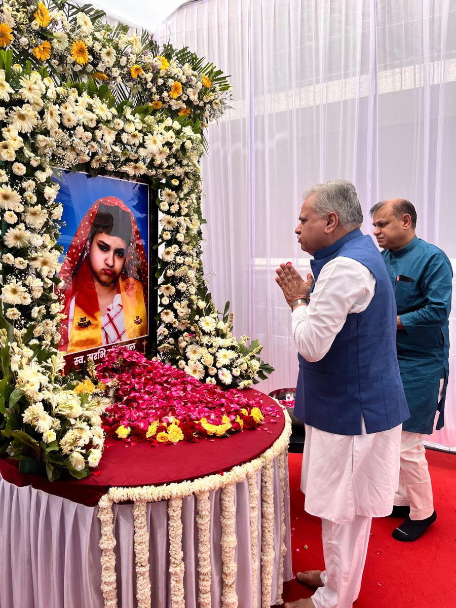 ajayjamwalbjp's tweet photo. मध्यप्रदेश भाजपा के प्रदेश अध्यक्ष एवं बैतूल के विधायक श्री हेमंत खंडेलवाल जी की सुपुत्री सुरभि खंडेलवाल जी का निधन 11 मार्च को हो गया था।

आज उनके निज निवास बैतूल पहुंचकर दिव्यात्मा को पुष्पांजलि अर्पित किया एवं परिजनों से मुलाकात की।

ईश्वर से प्रार्थना है कि पुण्यात्मा को अपने श्रीचरणों में स्थान दें एवं परिजनों को असीम दुःख सहने की शक्ति प्रदान करें।

ॐ शांति 🙏

@BJP4MP