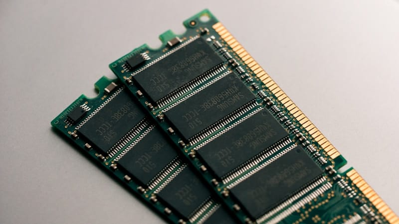 medifav's tweet photo. MSIがゲーミング製品を15〜30%値上げすると発表

AI需要でメモリやSSD、グラボの半導体が世界的に品薄になってて、製造コストが上がり続けてるのが原因

MSIは2026年も市場全体の出荷量が10〜20%減ると予測してる

さらにSamsungとSK Hynixが「2028年以降もメモリ供給不足は続く」って言ってるから、しばらく値下がりは期待できなさそう

MSI自身も利益率の低い製品を30%削減して、ミドル〜ハイエンドに集中するとのこと

エントリー帯の選択肢が減りそうなのはライトゲーマーにはつらそう…