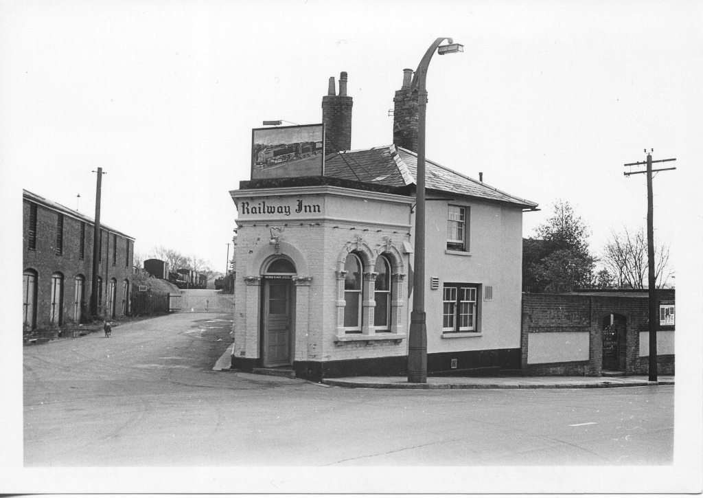 GBbooze's tweet image. The Railway Inn / Dust Hole, Tollgate Road, #Salisbury 🍻
The only UK pub with two official names: "The Railway" (near the old goods station) and the local nickname "Dust Hole" (from coal dust blowing in from the adjacent yard).