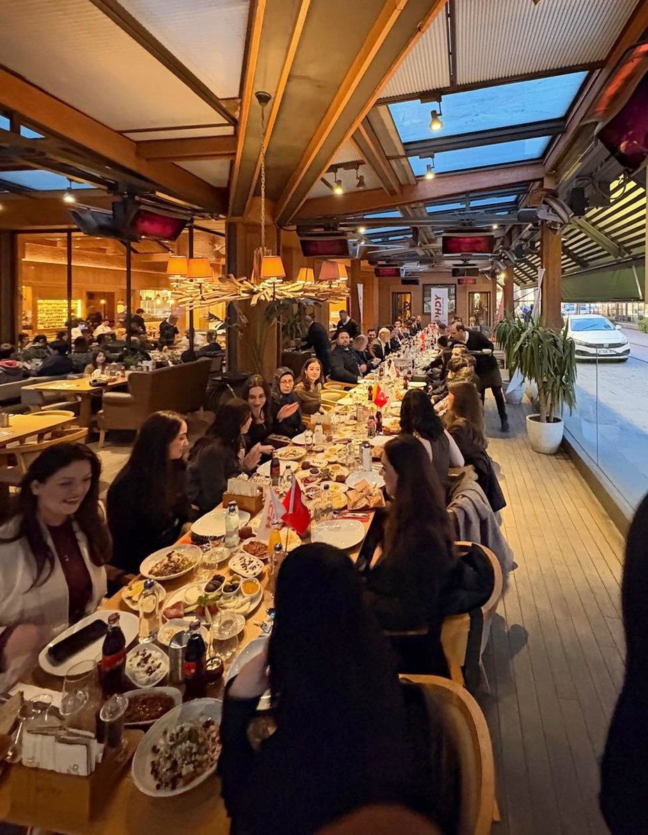 Dün akşam, HDY Şirketler Grubu ailemizle iftar sofrasında bir araya gelmenin mutluluğunu yaşadık.
Merkez yönetim ekibimiz, genel merkez çalışanlarımız, şube yöneticilerimiz ve kıymetli misafirlerimizle aynı sofrayı paylaşmak; Ramazan ayının bereketini, dayanışma ve paylaşma