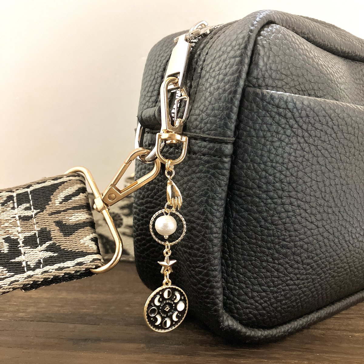 __crescentmoon's tweet photo. 宙フェス夜市オンラインにて販売中の
『 月の満ち欠け 』バッグチャーム
再販しました🌘🌗🌕🌓🌒

星のパーツや満月をイメージした
コットンパールと合わせて
fullmoonらしいデザインに仕立てました

https://t.co/JfGsCKbGUk

#宙フェス #宙フェス夜市 https://t.co/2VzM02z05p