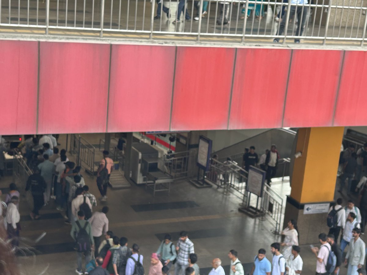 ⁦<a href="/CISF_Delhimetro/">CISF Delhi Metro</a>⁩  it’s almost 12.30 and the queue is already swallowing when asked a CISF personnel said they are running short of personnel. As can be seen in photo another machine is idle. Take necessary steps.Shaheed sthal new bus adda metro station, gzb