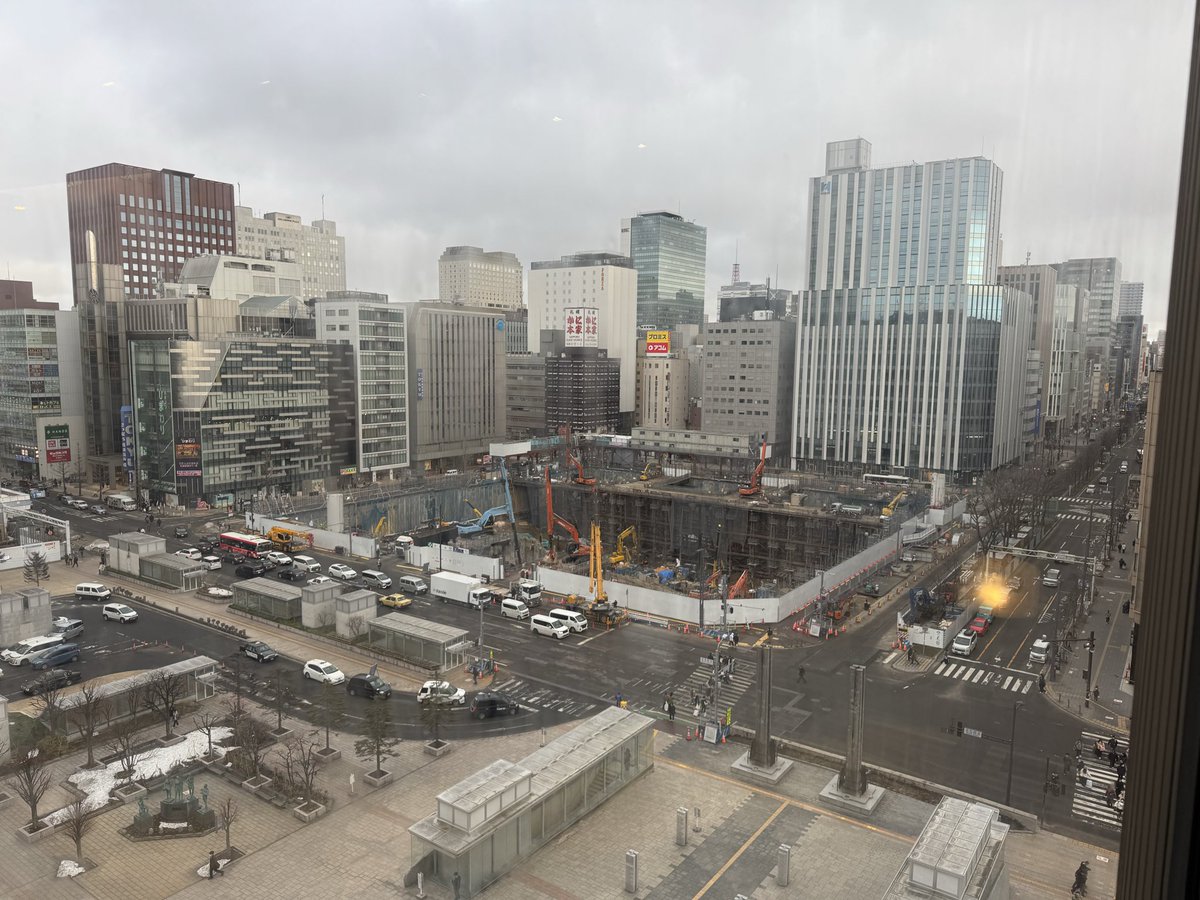 久しぶりに大丸札幌にきたけどやはり土曜日は混んでるな😅平日にはいない客層が見れて面白いのはあるけど空いているほうが楽ちん。
それにしても欲しいモノが何一つない😂唯一の楽しみは飲食か地下の食糧品と正面に建築中のビルの工事現場を見ること笑