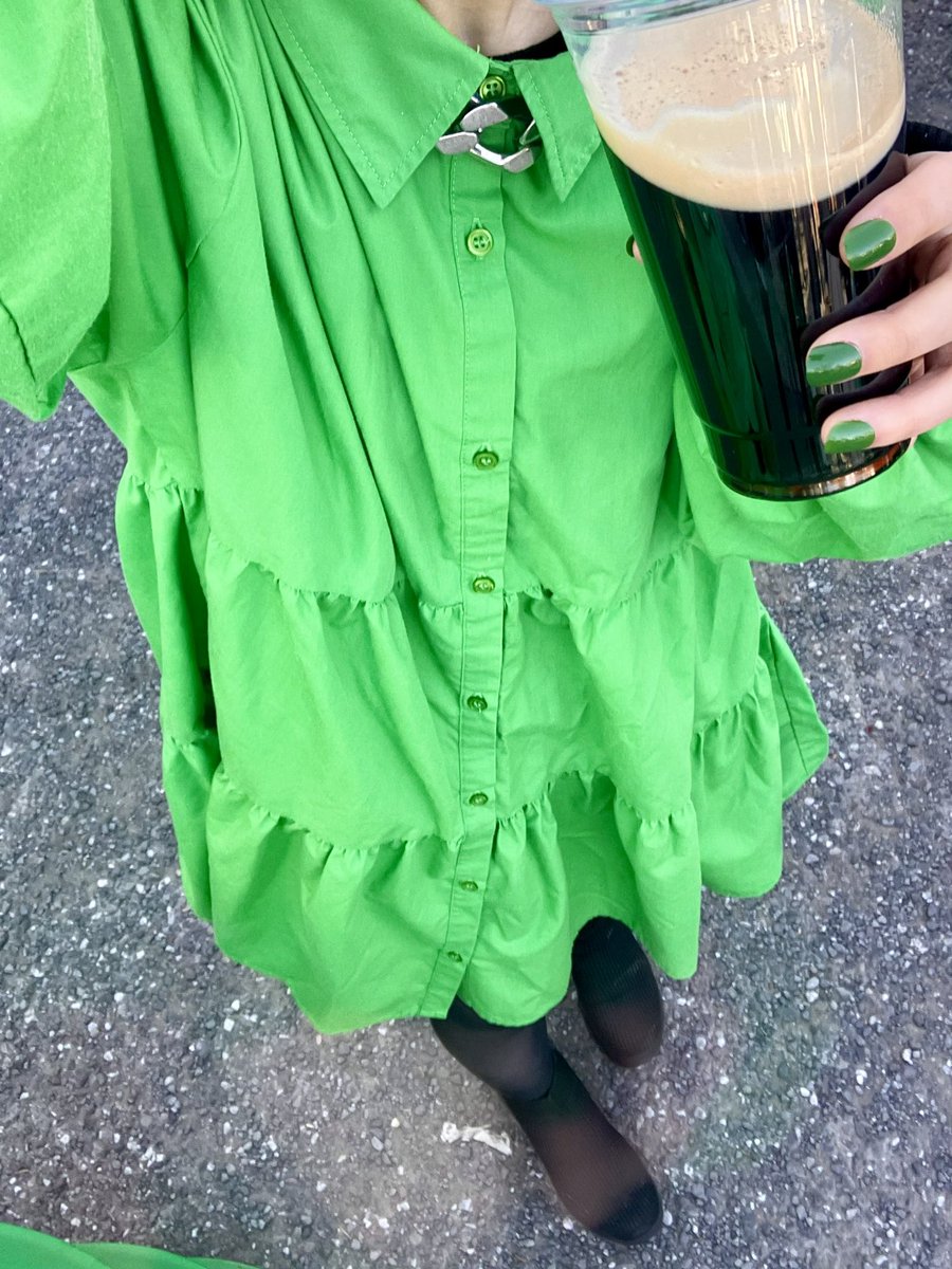 セントパトリックデーのお祭りに来たよ〜！アイルランドの黒ビール、発酵感強くてまったりクリーミーでおいしい☺️今年はエーステ冬はないので、お気に入りのド緑の服を着てお出かけするチャンス！外国人のお兄さんにすれ違いざまに”Nice green！”て言われてもうほろよいなのでたのし〜！Sláinte! 🍻🇮🇪