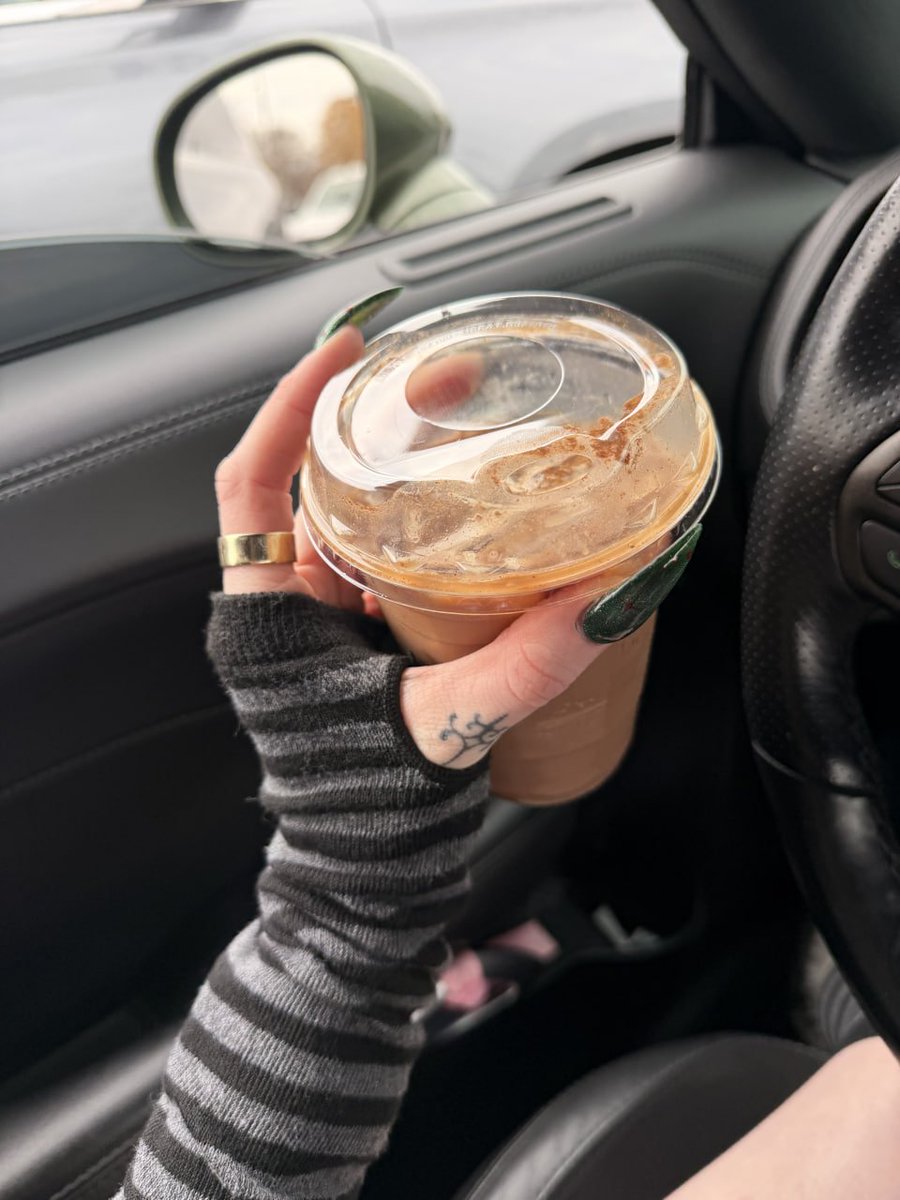 darkfairyray's tweet photo. got my daily caffeine fix https://t.co/3XzDKVrDHg