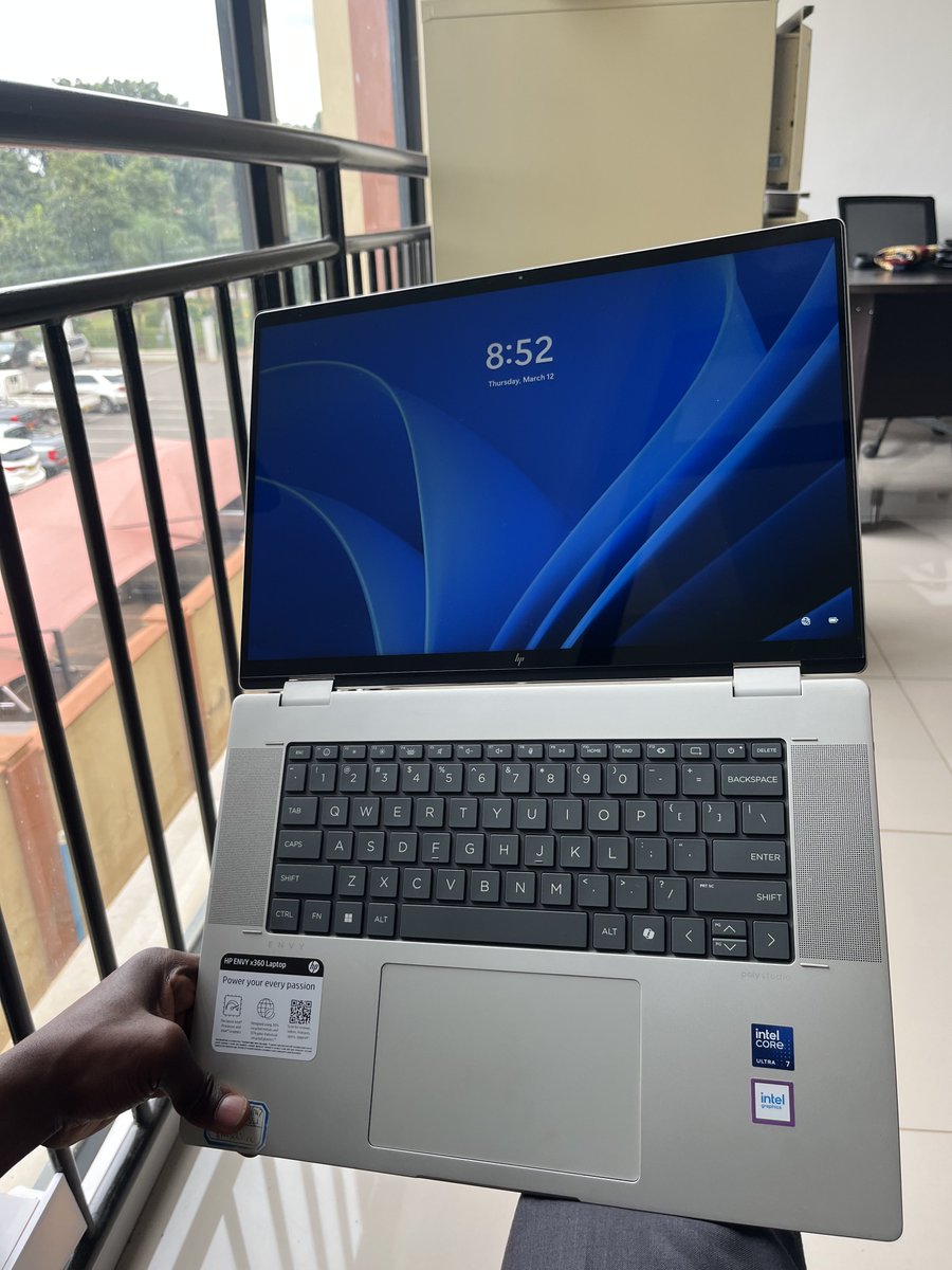 HP ENVY x360 intel core ultra 7 
Touch screen 
16gb RAM
1 Terabyte SSD
K3,200,000