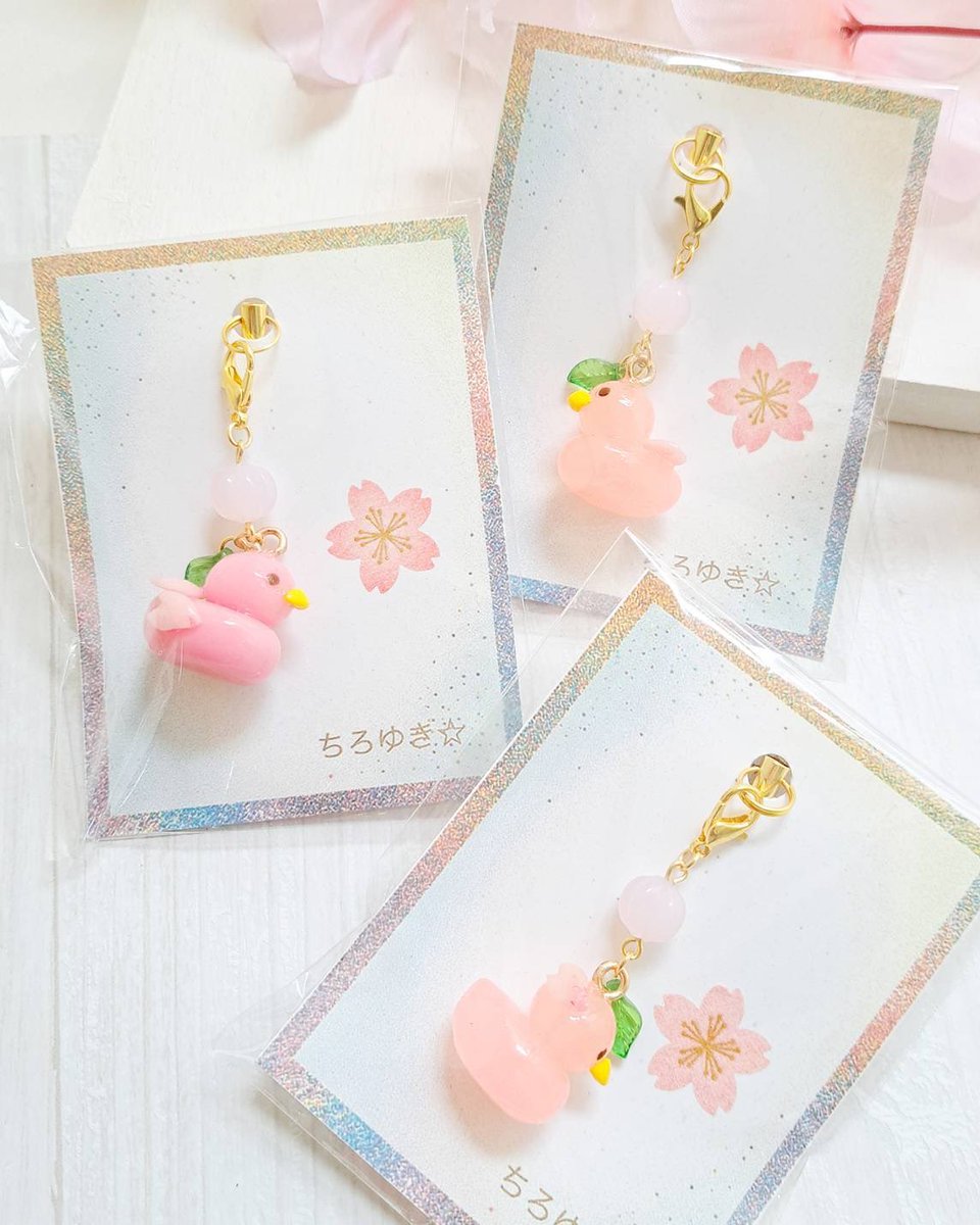 【森ノ宮店 #桜フェス11🌸】

ちろゆき☆さん(<a href="/uq9nd/">ちろゆき☆</a> )

桜色のかわいいアヒルちゃんがやって来ました！

からだやあたまに桜の花びらを付けて葉っぱのチャームも揺れます。スケルトンアヒルちゃんとノーマルアヒルちゃんがいますよ🌸

🌟3/20 13時〜通販開始！
#はこみっつ