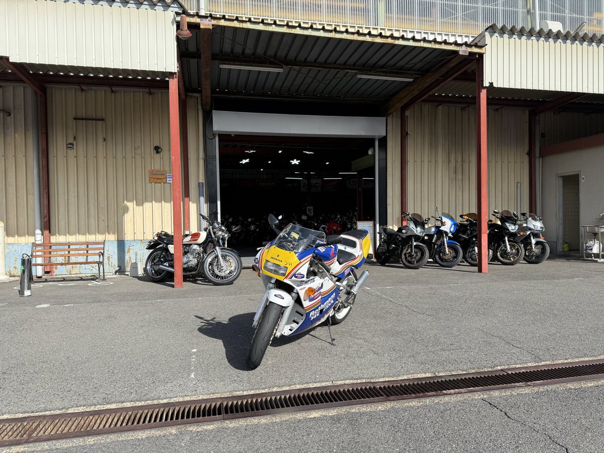 rn24j's tweet photo. 今日は相棒を購入したお店スペックエムさんに遊びに行きました。2階がパーツ売り場とmc28が数台飾られてました！

あと，前から欲しかった絵🖼️タイプの写真を購入！CBRとNSR

#specm  #スペックエム https://t.co/A2Tdj342eR