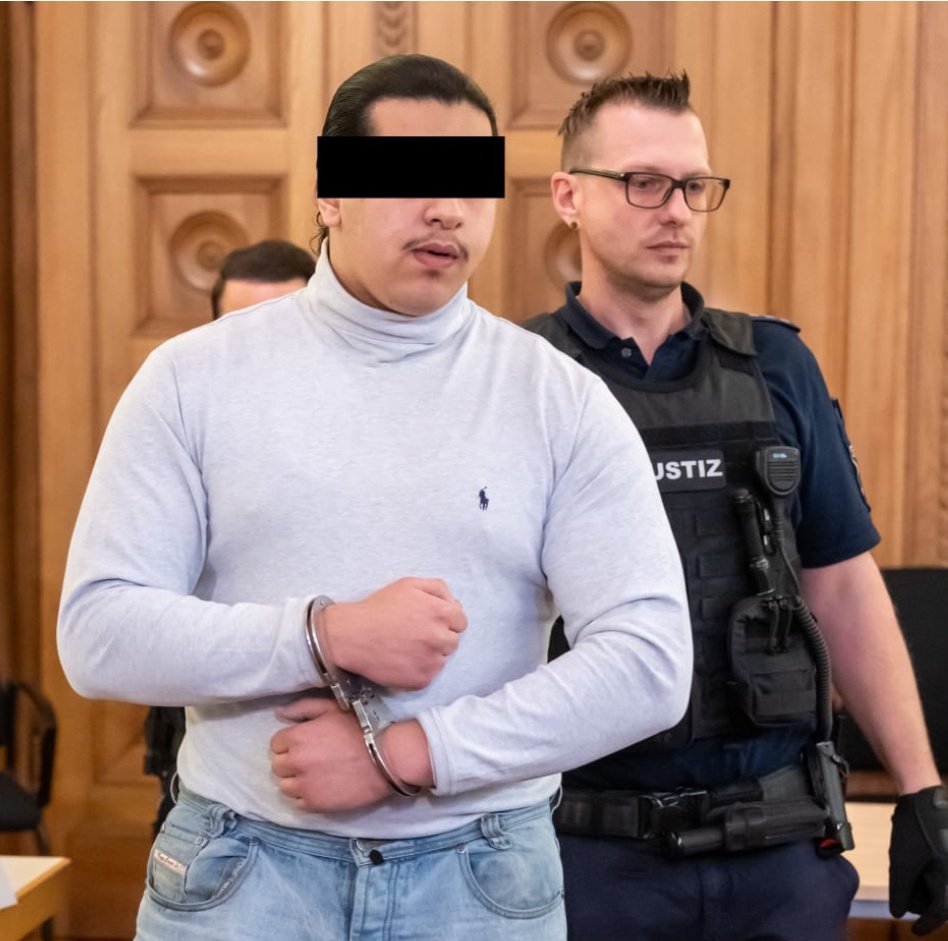 Der Westglasaalkönig⁴². 🔪🪓 tweet media