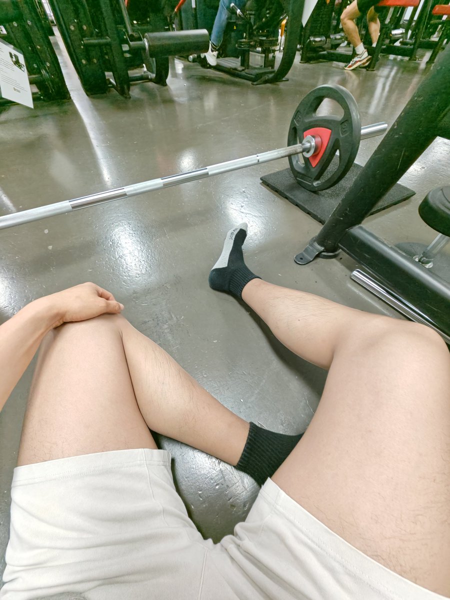 今早穿咖啡色褲襪重訓練腿，天鵝絨的實在舒服好穿~