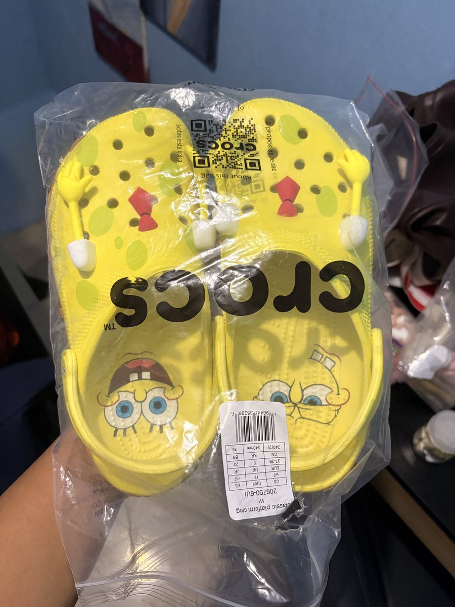 justjass2j's tweet photo. For sale spongebob ori crocs 1.000k nego tipis gw beli waktu itu juga sama kaya yang spongebob 1,500k dm if interested gapernah dipake sama sekali https://t.co/j0sPFGYubo