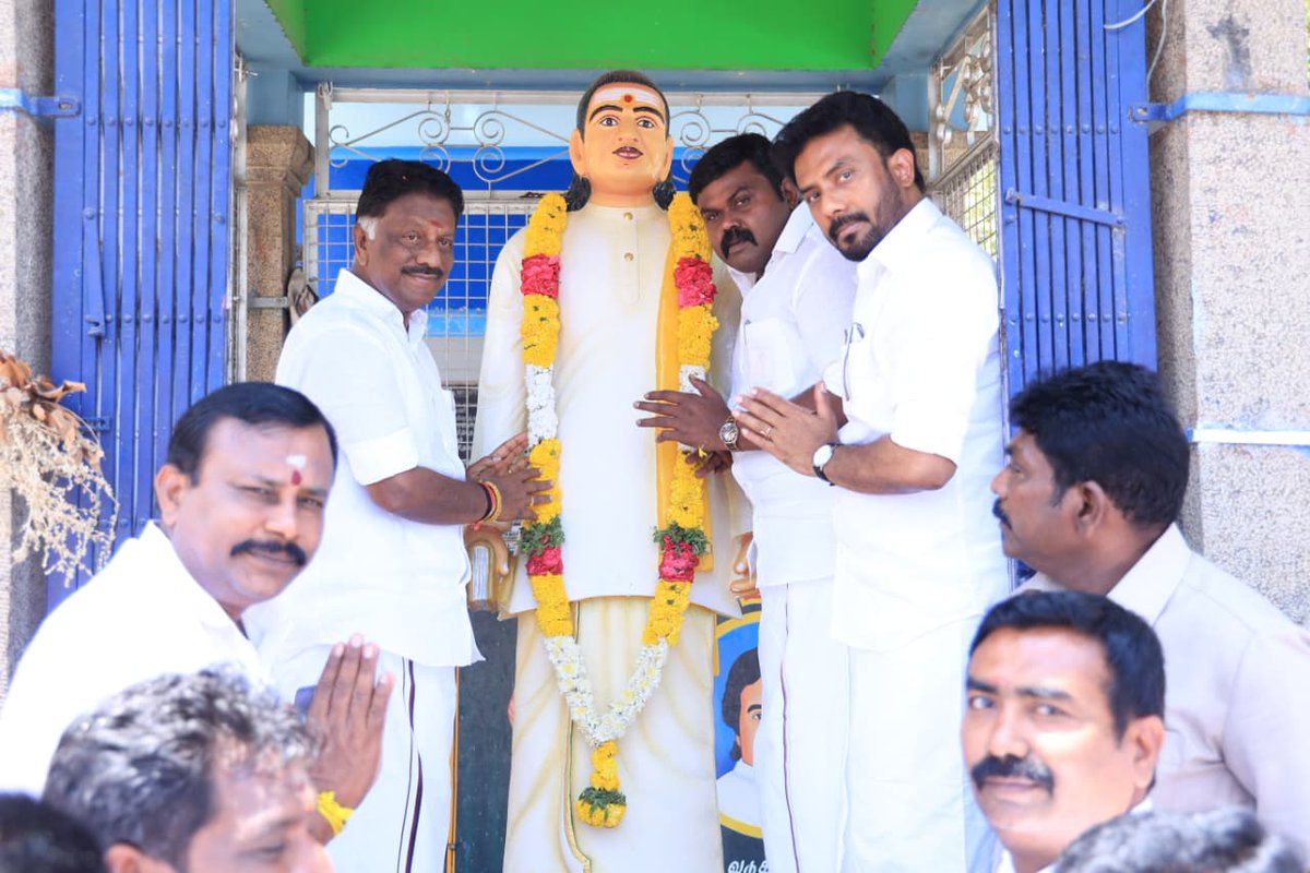 OPS_DMK's tweet photo. வடுகபட்டியில் அமைந்துள்ள தேவர் சிலைக்கு ஐயா ஓ.பி.எஸ். அவர்கள் மாலை அணிவித்து மரியாதை செலுத்தினர்!
#OPanneerselvam #OPS #DMK #Devar https://t.co/HMjf3iqLMp