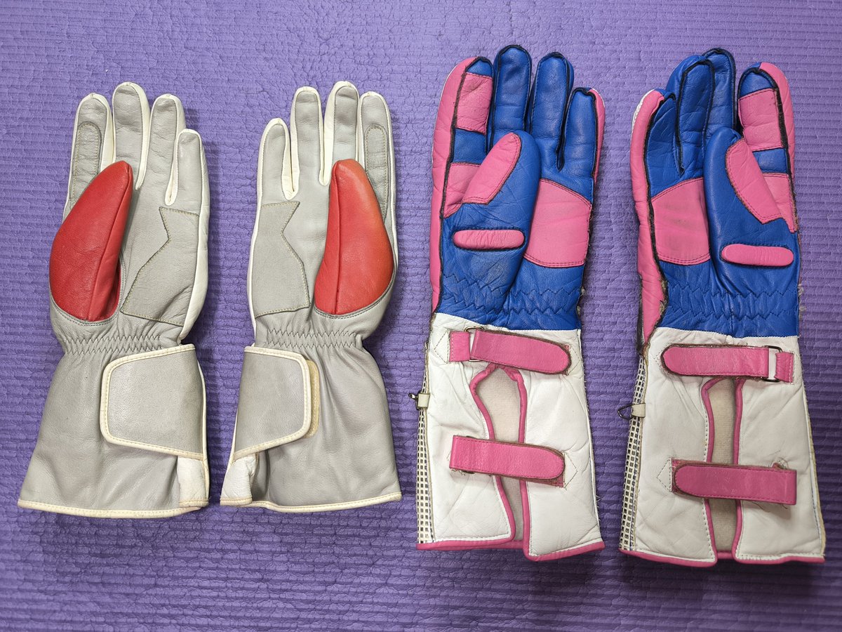最近買ったグローブ🧤
どちらも配色🎨が珍しいですね🎵
右は全長約35cmと長め‼️
状態は悪いで出品されてたけど
私としては値段的に許容範囲🤲
ってか右はエロ過ぎるー😍