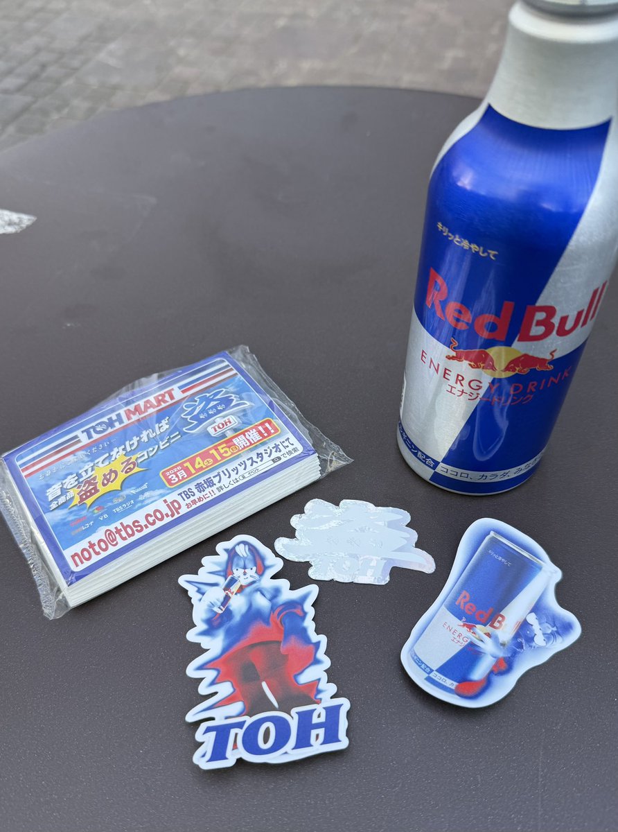 quarter_5's tweet photo. 今年も来た🥷
アパレル系盗る気満々だったけど完全に日和ってシューケーさんステッカーと今年もポケットティッシュ盗んできた。
 #盗 #脳盗 https://t.co/5n0rdmIunG