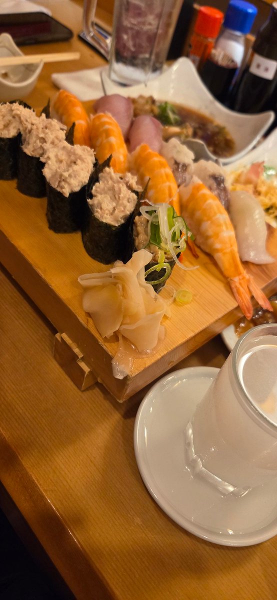 MTOTOROM's tweet photo. 今週もお疲れ生でした🍻
久しぶりのや台ずし🍣

本日は画面が映らなくなったナビを付け替え🚗³

CD出し忘れてミセスのCD封印してしまった😂 https://t.co/E3p1YCCh0K