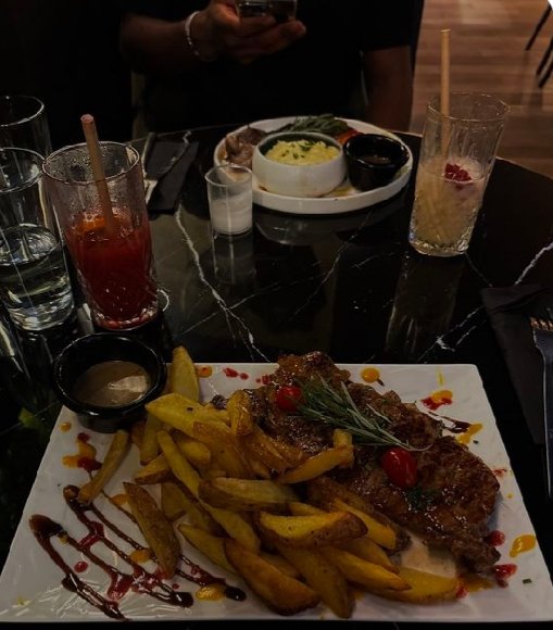 ARIAREIGN180683's tweet photo. Pain was this Nigerian  guy I wss chatting  with  based in the US,last year. 

We got along real fast after meeting  on ig. He was so generous  and  kind always  sending  me  money even before  I asked. 3 months later he visited  me here. Brought  lots of gifts. We went out on different  dates,to the movies,took me shopping, got me a new iPhone, wigs and everything. 

He spent almost  one week here. And finally  a day to when he was about  going  back  he asked  me to marry him with a brand new car. I was shocked  coz I wasn't  expecting  that like we aren't  even  dating  , he said  he thought  all these while we were dating.  I told him I wasn't  ready for marriage  besides  I was still very young.  He got upset I rejected  his proposal  and took back  everything  he bought  including  the car and left back  for the states I was so angry and blocked  him.  He's  very wicked.