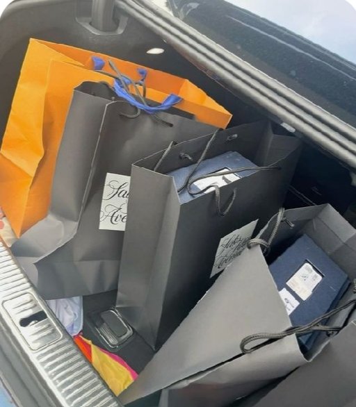 ARIAREIGN180683's tweet photo. Pain was this Nigerian  guy I wss chatting  with  based in the US,last year. 

We got along real fast after meeting  on ig. He was so generous  and  kind always  sending  me  money even before  I asked. 3 months later he visited  me here. Brought  lots of gifts. We went out on different  dates,to the movies,took me shopping, got me a new iPhone, wigs and everything. 

He spent almost  one week here. And finally  a day to when he was about  going  back  he asked  me to marry him with a brand new car. I was shocked  coz I wasn't  expecting  that like we aren't  even  dating  , he said  he thought  all these while we were dating.  I told him I wasn't  ready for marriage  besides  I was still very young.  He got upset I rejected  his proposal  and took back  everything  he bought  including  the car and left back  for the states I was so angry and blocked  him.  He's  very wicked.