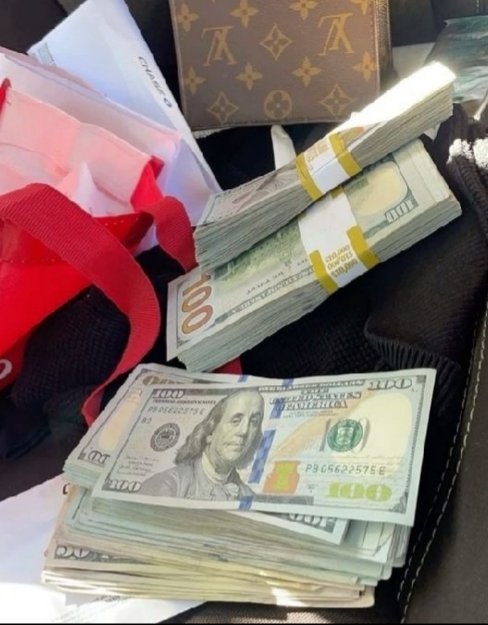 ARIAREIGN180683's tweet photo. Pain was this Nigerian  guy I wss chatting  with  based in the US,last year. 

We got along real fast after meeting  on ig. He was so generous  and  kind always  sending  me  money even before  I asked. 3 months later he visited  me here. Brought  lots of gifts. We went out on different  dates,to the movies,took me shopping, got me a new iPhone, wigs and everything. 

He spent almost  one week here. And finally  a day to when he was about  going  back  he asked  me to marry him with a brand new car. I was shocked  coz I wasn't  expecting  that like we aren't  even  dating  , he said  he thought  all these while we were dating.  I told him I wasn't  ready for marriage  besides  I was still very young.  He got upset I rejected  his proposal  and took back  everything  he bought  including  the car and left back  for the states I was so angry and blocked  him.  He's  very wicked.