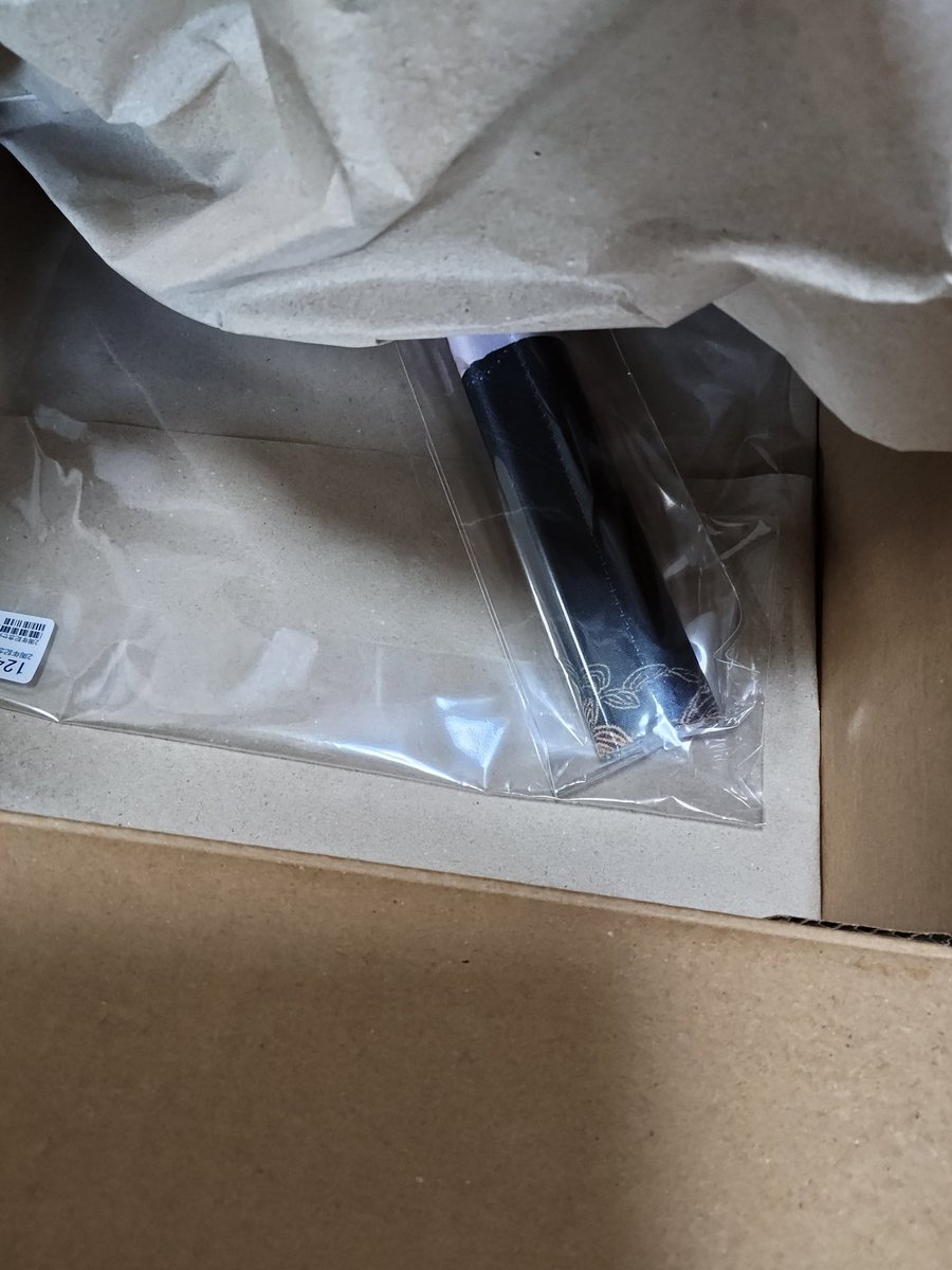 1ynn0814's tweet photo. なんか届いた！！と思ってチラって覗いたら2枚目で「なんか小太刀送られてきてない？」ってビビり散らかしてたんだけどこれでした😊（3枚目）

届いたよぉ！！！！！
#火蘭 https://t.co/gIr9tZZQdC