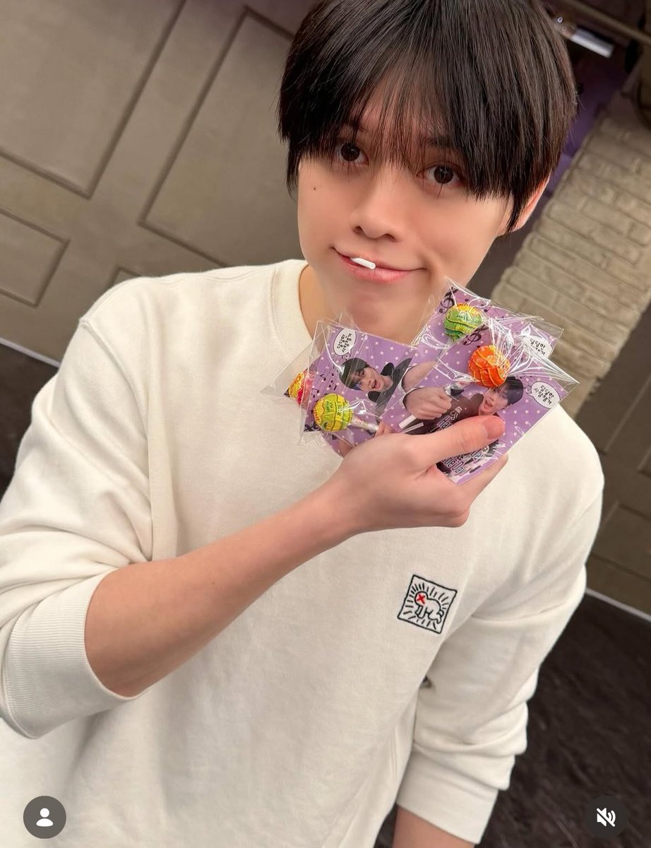 평균 나이 24세 남성 7명이 모여서 하는 거
: 입에 사탕 하나씩 물고 화이트데이에 내 여자들 줄 사탕 포장하기