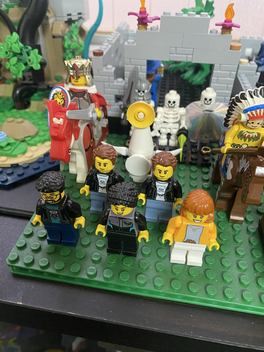 wackwacksan3's tweet photo. #大阪ブロック展示会2026 の会場のガチャでゲトったオレンジ服のミニフィグと、太陽の塔、どちらも可愛いです😌👍 https://t.co/g0pALmuFp5