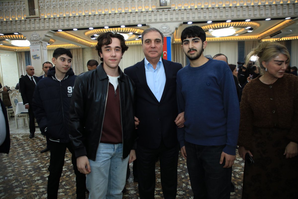 Gəncədə şəhid ailələri üçün iftar süfrəsi təşkil olunub

Daha ətraflı:
shorturl.at/fKGNk