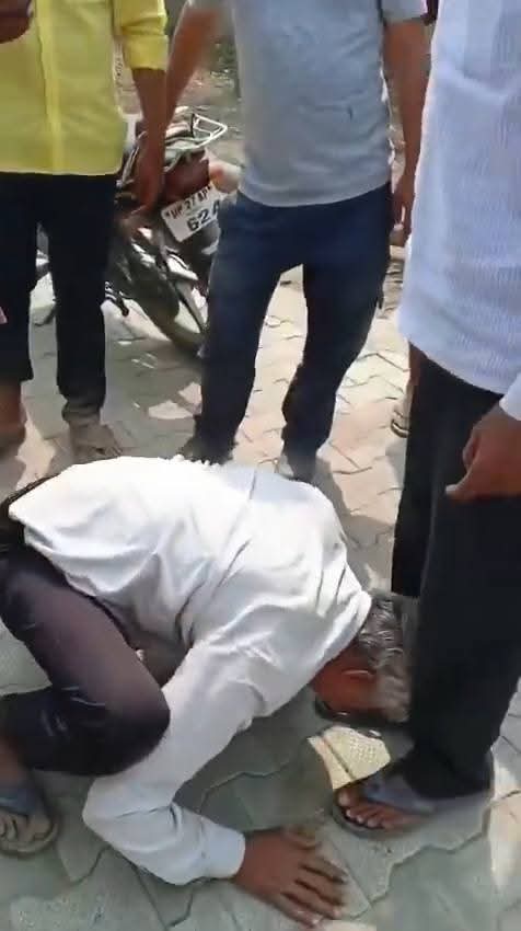 यूपी के शाहजहांपुर में 70 साल के बुजुर्ग उमाशंकर गुप्ता को मुर्गा बनाया गया फिर जबरन पैर छुआकर नाक रगड़ाकर वीडियो वायरल किया गया है।

गांव में ब्राह्मण और पाल समाज के बीच विवाद होता है पुलिस पाल समाज के दो युवकों को थाने में बंद कर देती है तो गुप्ता जी खाना लेकर थाने जाते हैं।