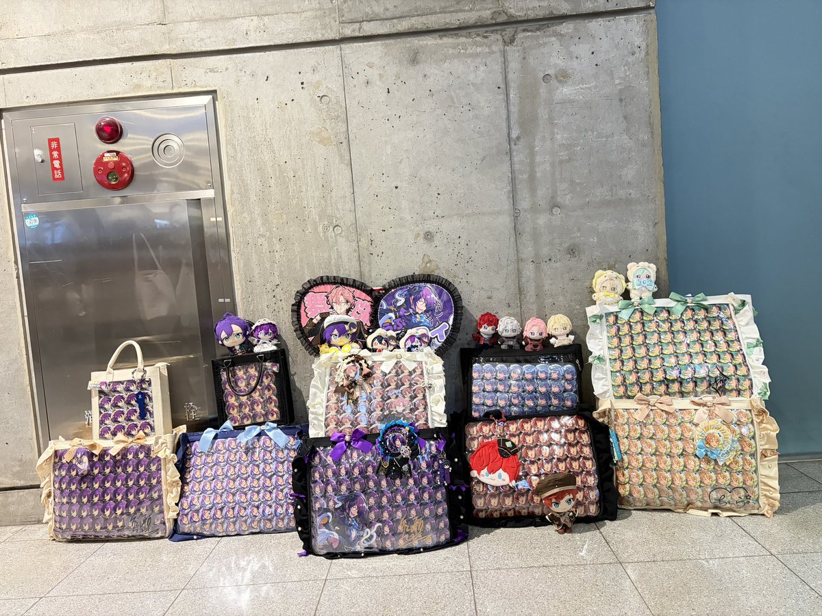 幕張初日ありがとうございました！
ALKALOID揃えたい！ってなって歩いていた巽Pさんに声掛けて写真撮った🥹❤️（正確には声掛けてくれたFF）

ぬいでALKALOID揃って写真撮ってなかったから今度はぬい撮りでもALKALOID揃えたい……🥹♠️❤️♣️♦️

次は大阪初日、最終日～！