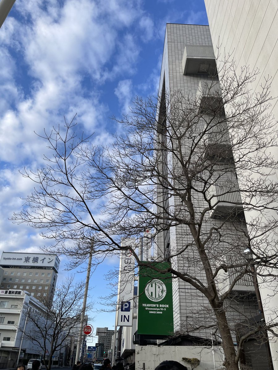 knt_knt2's tweet photo. 物販並んでます https://t.co/IiNEVVxQwG