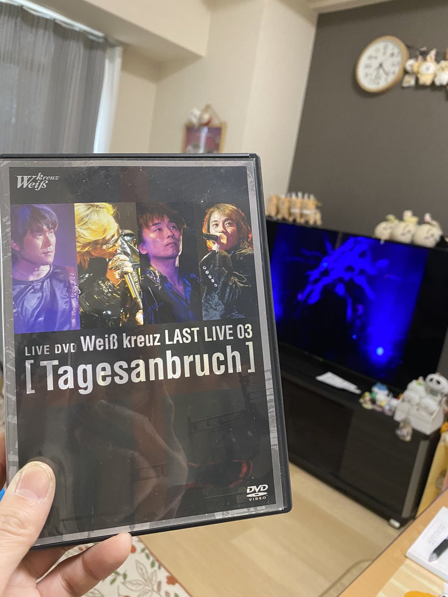 asa_p's tweet photo. 令和にユニットヴァイスのDVDをみる夫婦 https://t.co/ufpAcbjxHD