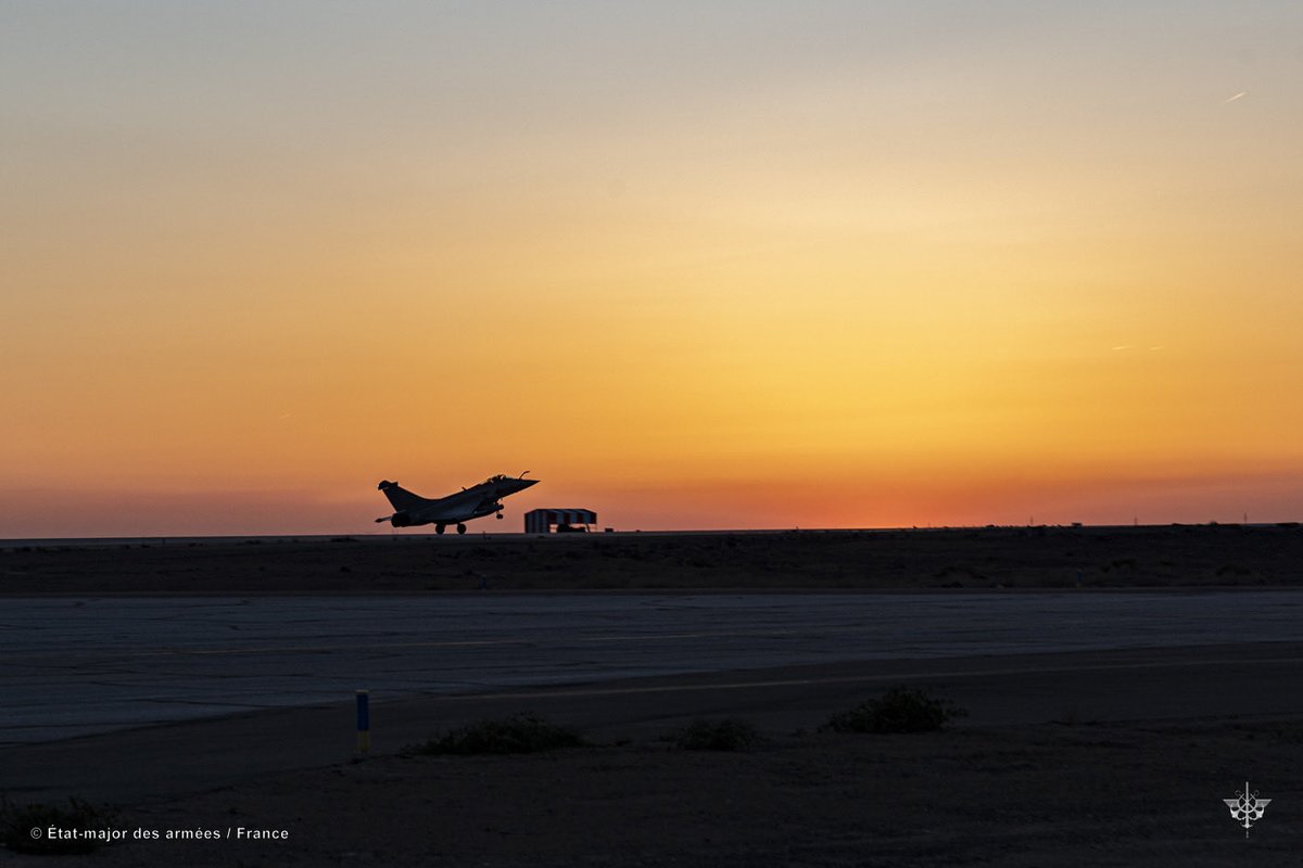 EtatMajorFR's tweet photo. ✈️ L'@armeedelair pleinement engagée aux côtés de nos alliés et partenaires 🛡️
📍Au Proche et Moyen-Orient :
➡️ Participation à la protection des espaces aériens alliés
➡️ Acheminements logistiques par avions de transport pour le maintien de l'effort dans la durée
📍Sur le flanc est de l'Europe :
➡️ Déploiements d'aéronefs pour des vols de patrouille dans l'espace aérien de l'OTAN de la mer Baltique à la Roumanie
📍Méditerranée centrale :
➡️ Entraînement conjoint avec l'armée de l'air 🇬🇷#INIOCHOS
Les aviatrices et aviateurs 🇫🇷 déterminés à protéger la France, l'Europe et nos alliés 🤝