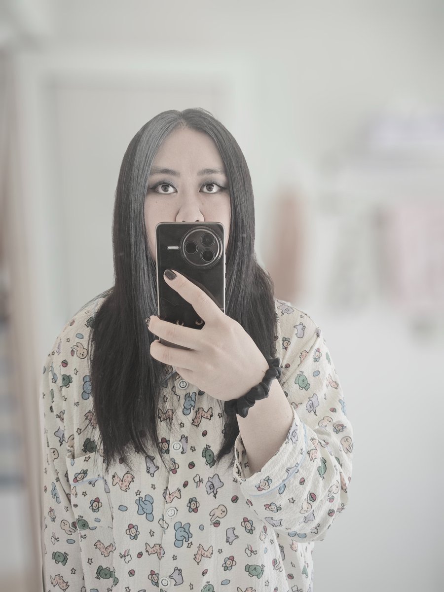 zouaiyang's tweet photo. 🖤Mom was shocked by my smoky eye look again. https://t.co/Wbs6tiRx9K
