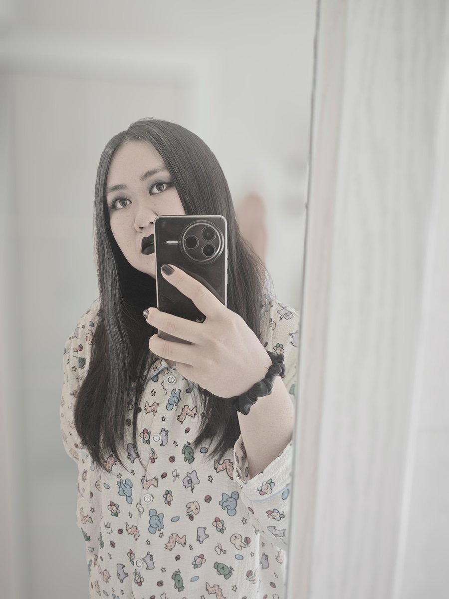 zouaiyang's tweet photo. 🖤Mom was shocked by my smoky eye look again. https://t.co/Wbs6tiRx9K