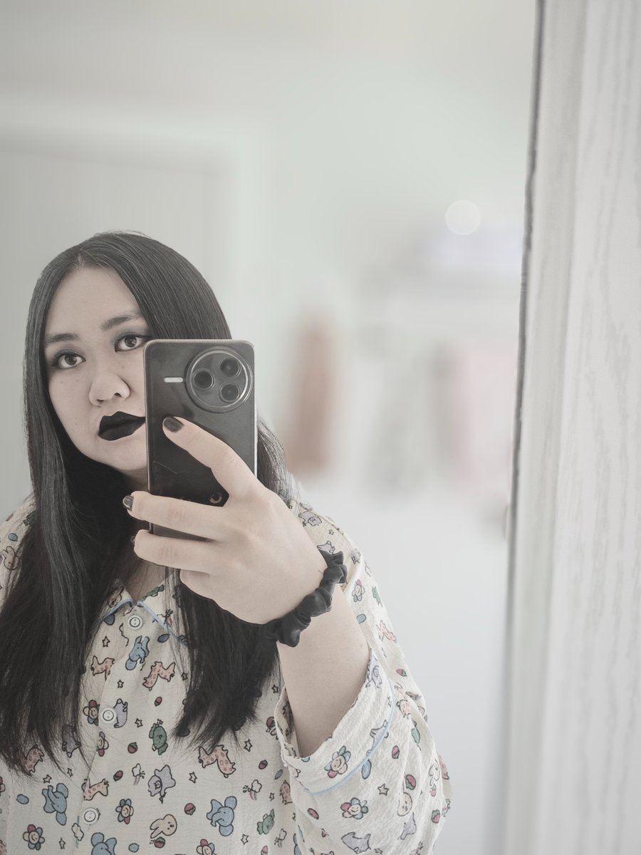 zouaiyang's tweet photo. 🖤Mom was shocked by my smoky eye look again. https://t.co/Wbs6tiRx9K