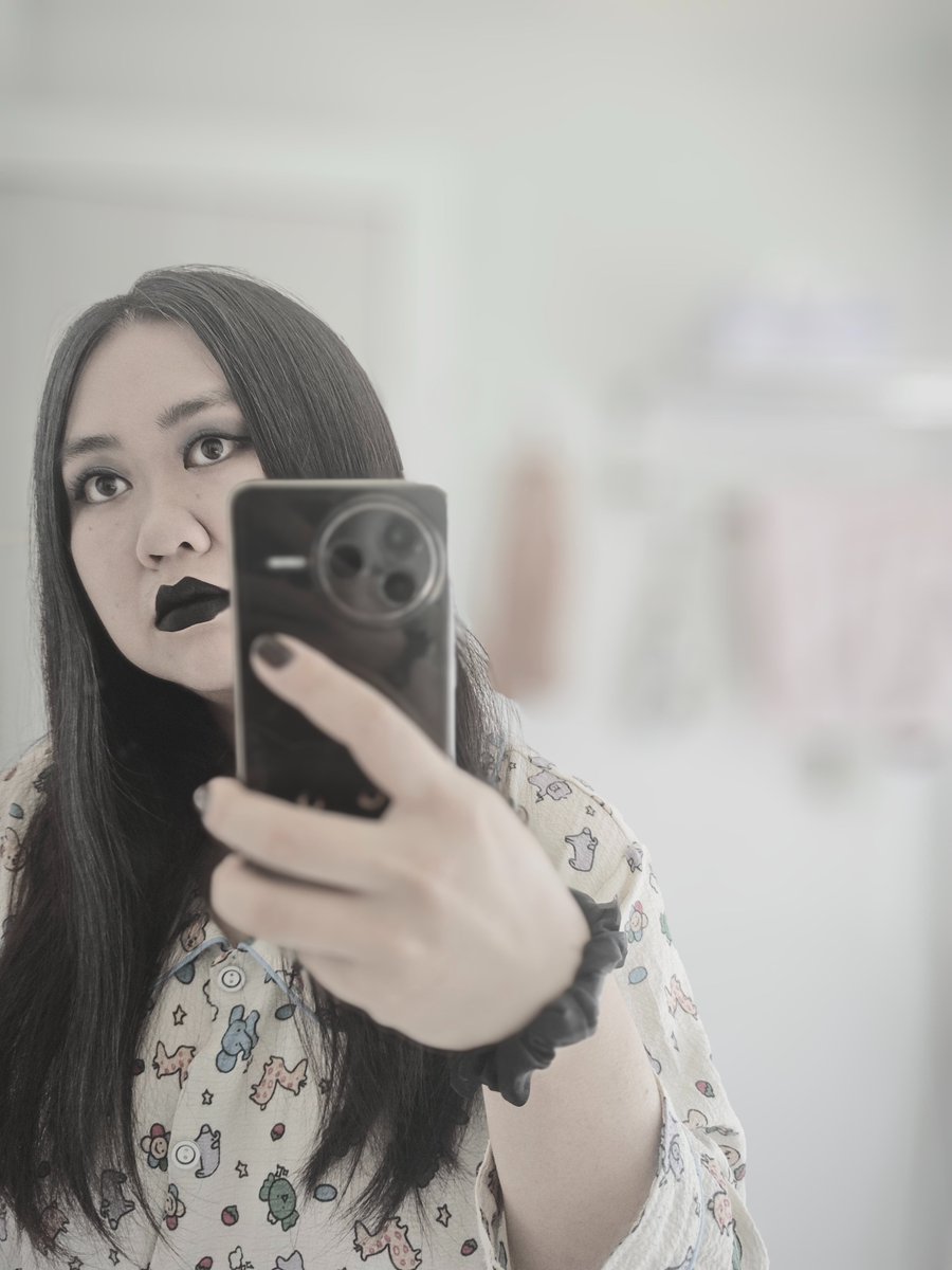 zouaiyang's tweet photo. 🖤Mom was shocked by my smoky eye look again. https://t.co/Wbs6tiRx9K