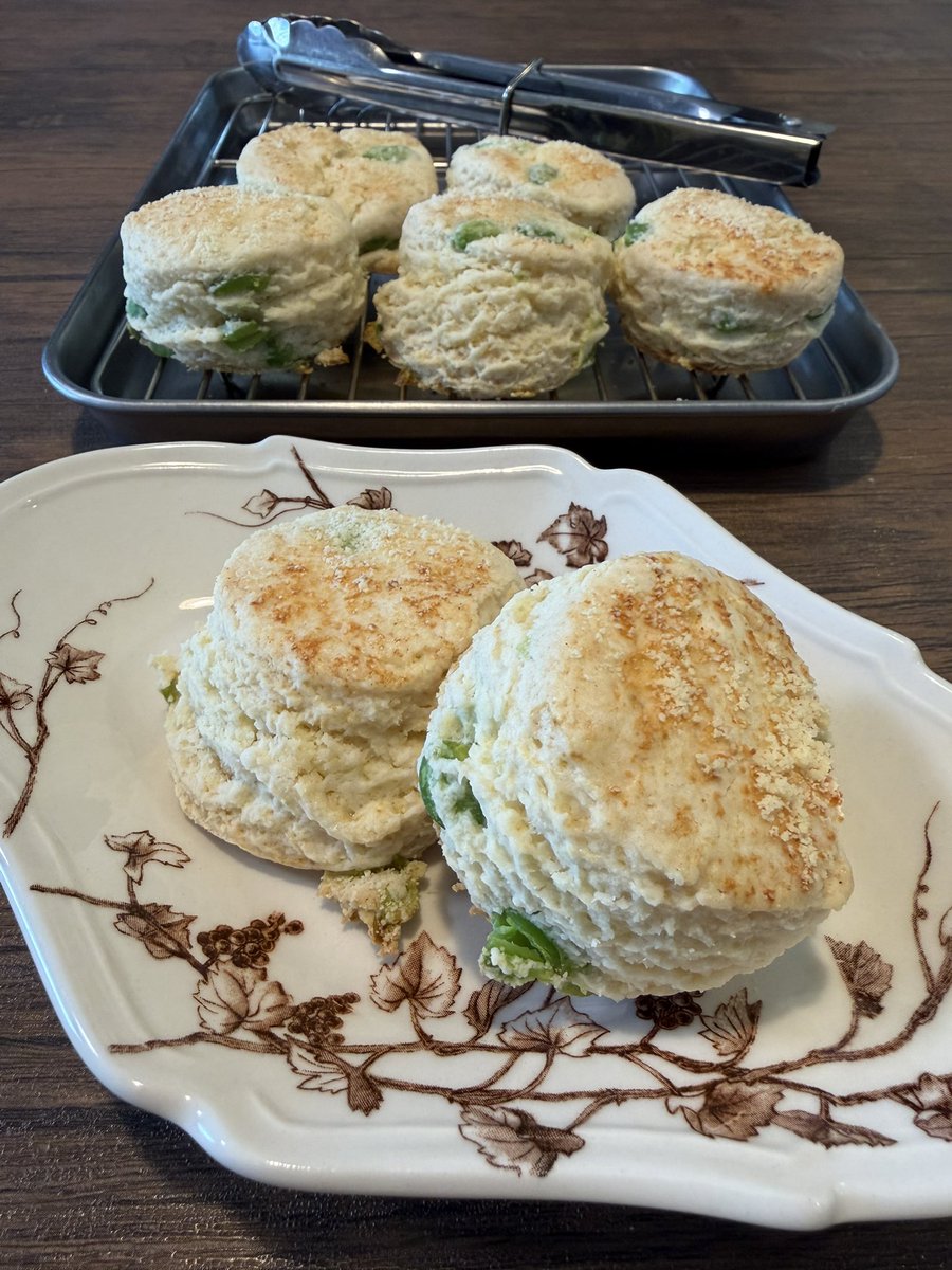 bagelmugyuko's tweet photo. 英国展🇬🇧の投稿でスコーンの口になり娘と枝豆とチーズのスコーン作りました
久々に型抜きしたのでパシャリ
最近はもっぱら極限状態でも作れる
森永天使•お菓子レシピのサクほろ食感の基本のスコーン
https://t.co/YO5GBH2NrE https://t.co/cg73ZpackT