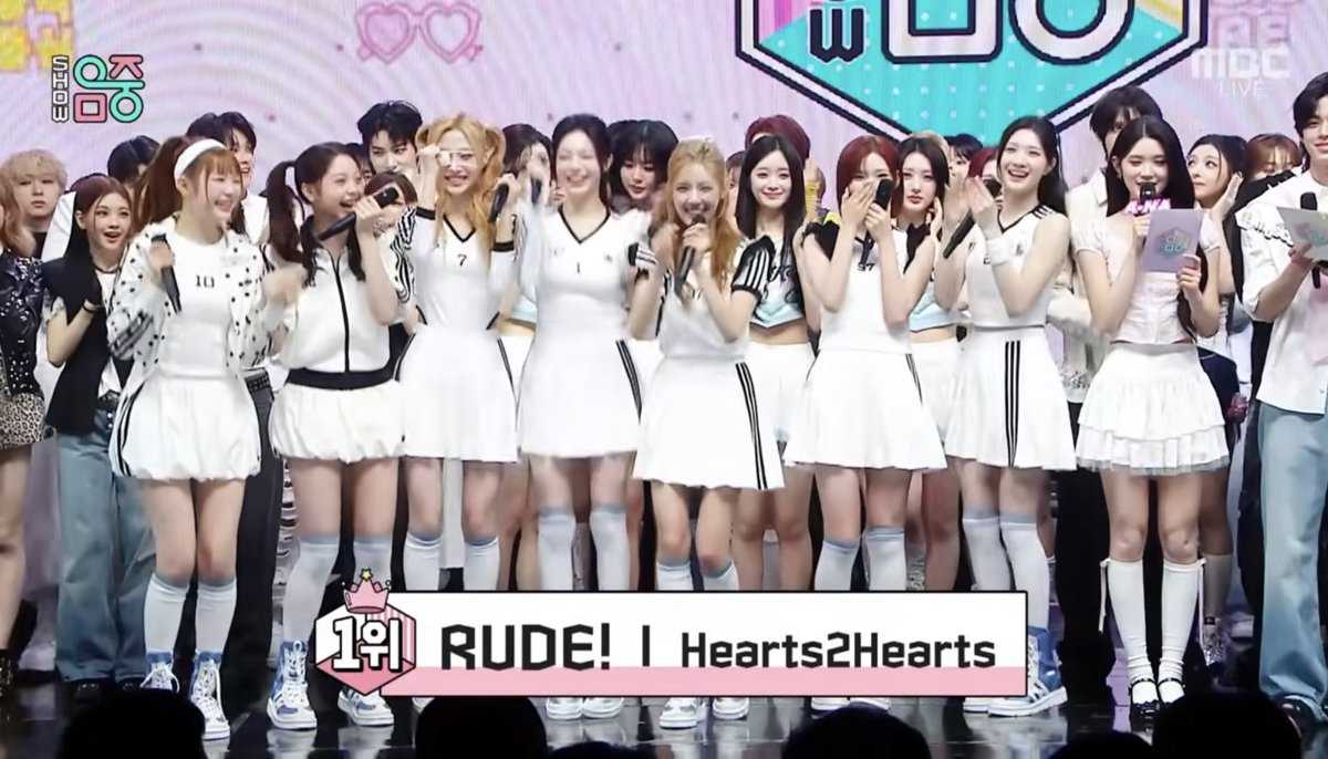 ขอบคุณพวกหนูทั้ง 8 คนมากๆนะลูก เราโดนมาเยอะจริง แนวเพลงตอนเด , แบ๊วจะขายได้หรอ? , ไม่มีเมนร้อง แต่หนูก็ทำได้ในเวย์ของหนูจริงๆ พี่ภูมิใจในตัวพวกแก 8 คนมาก รักนะ สดใสแบบนี้ไปนานๆ รักพวกแกจริงๆ ดีใจด้วยนะ 🩵🩵🩵🩵🩵🩵🩵🩵