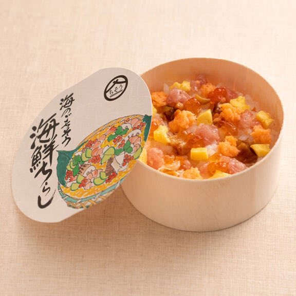 信じられます？飲み込み（嚥下）が不自由な方も召し上がる事ができる「ちそうごはんの海鮮ちらし」です。まぐろ、サーモン、煮穴子、いくら、玉子が豪華にのっており、ねっとり歯茎で潰せる食感です。うちの祖父も25年前「寿司が食べたい」と入院中に話してました。今の当事者の方に届いて欲しいです